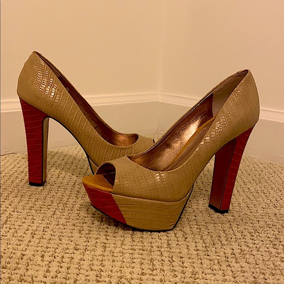 *LIKE NEW* BCBGeneration Pacific Platform Pumps - Size 6.5 - Picture 2 of 10
